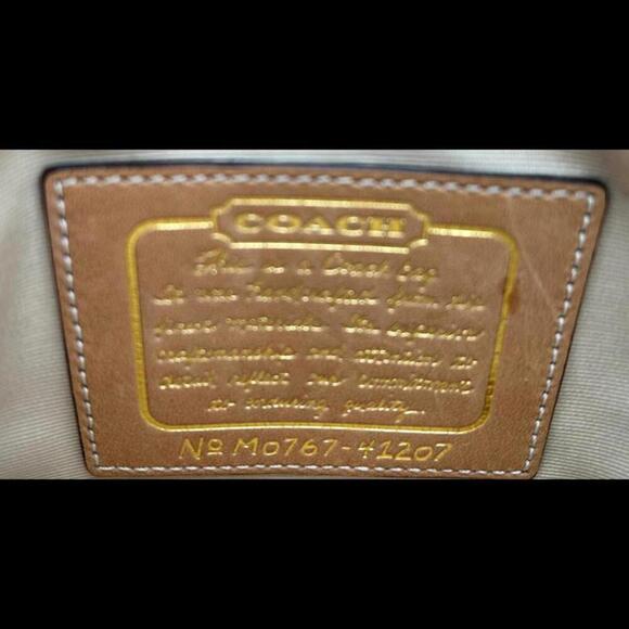 Coach Signature Canvas Crossbody Bag - Stylish and Versatile - Picture 3 of 6